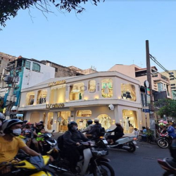 Shop thời trang góc 2MT Nguyễn Trãi, Q1. DT: 10x6m- Kc: trệt 1 lầu.