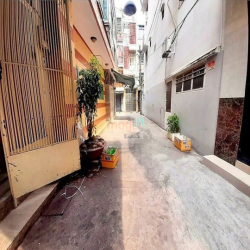 Bán nhà Lạc Long Quân 4m x 14m chỉ 6.x tỷ thương lượng hẻm xe hơi.