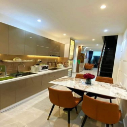 Hoà Hưng nhà đẹp ở ngay , phường 13 quận 10.