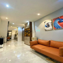 Hoà Hưng nhà đẹp ở ngay , phường 13 quận 10.