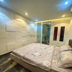 Hoà Hưng nhà đẹp ở ngay , phường 13 quận 10.