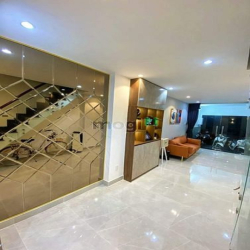 Hoà Hưng nhà đẹp ở ngay , phường 13 quận 10.