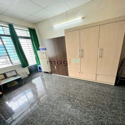 Bán Gấp! HXH, 2 tầng, giáp Quận 1, gần 60m2, 3PN, KD sầm uất, sổ riêng