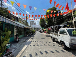 Bán Nhà Hẻm Xe Hơi Quận 4. OTO vào nhà.