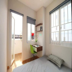 Căn hộ 2 phòng ngủ_ full nội thất_ ban công_ 50m2_ trung tâm Q1