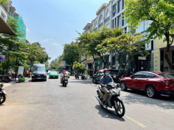 Nhà phố nội khu Hưng Gia 3, Phú Mỹ Hưng có thang máy đang cần bán