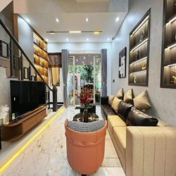 Nhà giá rẻ ở đường Trần Quang Diệu, Q3, 90m2, 4tỷ250, Sổ sẵn