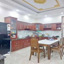 Bán nhà 1 trệt, 3 lầu, Dương Đức Hiền đường lớn xe hơi vô tận cửa