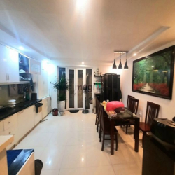 Biệt thự sân vườn Vệ Hồ. Sống thư thái với cafe view hồ Tây. DT 140m2