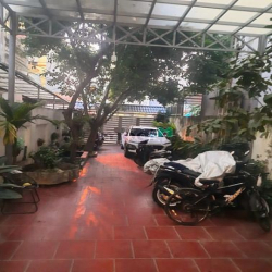 Biệt thự sân vườn Vệ Hồ. Sống thư thái với cafe view hồ Tây. DT 140m2