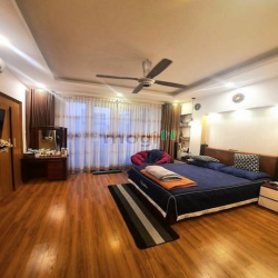Biệt thự sân vườn Vệ Hồ. Sống thư thái với cafe view hồ Tây. DT 140m2