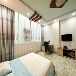 Căn hộ full nội thất cửa sổ lớn ngay mặt tiền Nguyễn Văn Cừ Quận 5