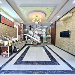 Nhà đẹp 3 tầng, xe hơi ngủ trong nhà. 60 m2 hẻm thông 1979 HTP. 5,2 t