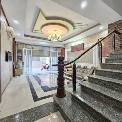 Nhà đẹp 3 tầng, xe hơi ngủ trong nhà. 60 m2 hẻm thông 1979 HTP. 5,2 t