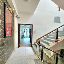 Nhà đẹp 3 tầng, xe hơi ngủ trong nhà. 60 m2 hẻm thông 1979 HTP. 5,2 t