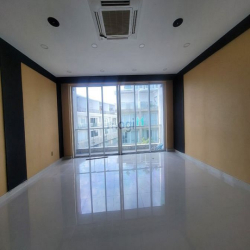 Tina Có Phòng 36m2 - Trống Suốt - Để Xe Ngay Tại Hầm - Chỉ 17 Triệu.