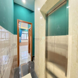 Nhà mới đẹp 3 lầu 5 PN, 6 WC, có thang máy đường số 5