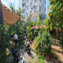 Cho thuê biệt thự sân vườn hơn 700m2, Ngang 16m -305 Nguyễn Văn Đậu, Q