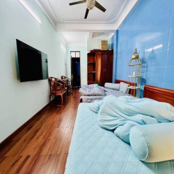 HIẾM - CẦU GIẤY : 40m -7 T thang máy - oto đỗ cửa - tiện ích bạt ngàn