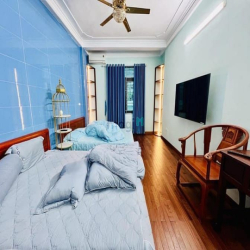 HIẾM - CẦU GIẤY : 40m -7 T thang máy - oto đỗ cửa - tiện ích bạt ngàn