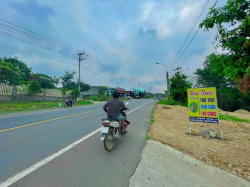 Ngộp quá cần ra hơn 1 sào đất phủ hồng, sát QL1A, dân kín, bám bêtông.