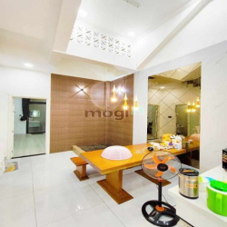 Bán nhà mặt tiền Tú Xương, Thủ Đức, 126m2, 3 tầng, tặng nội thất xịn.