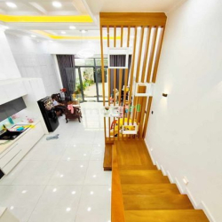 Bán nhà mặt tiền Tú Xương, Thủ Đức, 126m2, 3 tầng, tặng nội thất xịn.