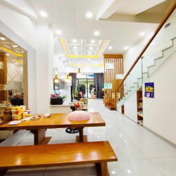 Bán nhà mặt tiền Tú Xương, Thủ Đức, 126m2, 3 tầng, tặng nội thất xịn.