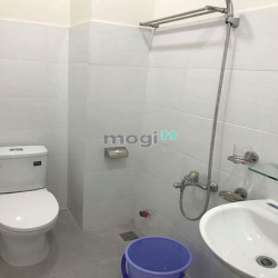 Quận 1, DT: 24-36 m2, phòng thoáng mát, có ban công. LH: Zalo số ĐT.