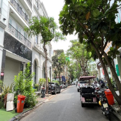Nhà phố 5 lầu mặt tiền đường Cao Triều Phát, Phú Mỹ Hưng cần cho thuê