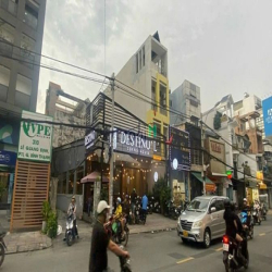 Cho thuê góc 2MT Đ. Lê Quang Định Q. BT- 9m x 28m khu ăn uống sầm uất