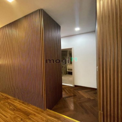 Bán  penthouse Midtown M6, 245m2, 4PN, 5WC, nhà NTCB. Gía tốt.