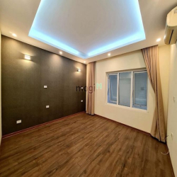 Cho thuê nhà riêng ngõ 68 Trung Kính diện tích 70m2 x 4 tầng mt 5,1m