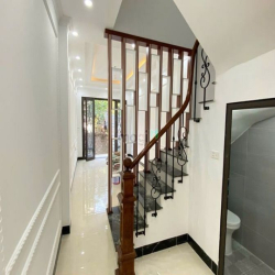 Bán nhà Sài Đồng Long Biên 42m2 4 tầng 3 bước ra hồ Điều Hòa giá 3,45T