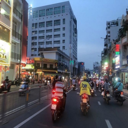 NGỘP CHDV rộng 7m 98m2 Nguyễn Thái Sơn 26PN TN 130tr gần chợ 16.5 tỷ.