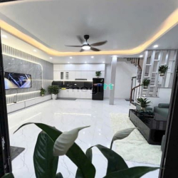 Bán nhà Khâm Thiên ngay Ô chợ Dừa, Đống Đa, dt 42m2, 4t, mt 5.7m.