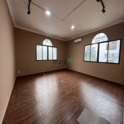 Villa 406m2 vị trí đẹp tại Thảo Điền, khu an ninh, nhiều cây xanh