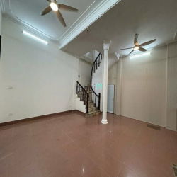 Hàng dân đẹp rẻ- oto lùi cửa 42m2 4.5 tầng 11.7 tỷ Phố Tô Vĩnh Diện