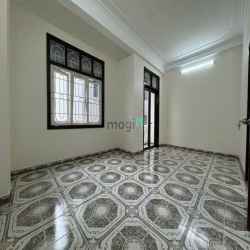 Hàng dân đẹp rẻ- oto lùi cửa 42m2 4.5 tầng 11.7 tỷ Phố Tô Vĩnh Diện