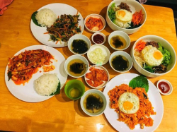 Sang lại quán ăn HQ đường D2 cũ, Q. BT. Giá sang 1,2 tỷ VNĐ.