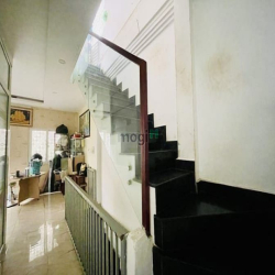 Bán gấp nhà HẺM Ô TÔ TRẦN MINH QUYỀN Q10 - 4.7m x 11m - 3 tầng ở ngay