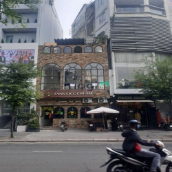 Cho thuê cafe ngay phố đi bộ Nguyễn Huệ, Q1. DT 6,5x13m Kc: trệt 2 lầu