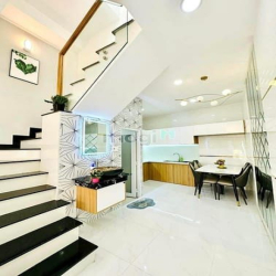 Bán gấp nhà giá 3ty390 ở đường Nguyễn Đình Chiểu, P4, Q3 SHR