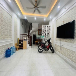Đẳng Cấp Bán Nhà **Gia Thượng**, 42 M2, Ngõ Ô Tô, Giá 6 Tỷ