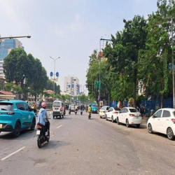 Mặt phố Giải Phóng - lô góc 2 phố - cực đẹp - 30m2 x 5 tầng - MT 10m