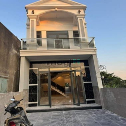 Bán Nhà 1 Trệt 1 lầu sân xe hơi, đường nhựa, nhà mới