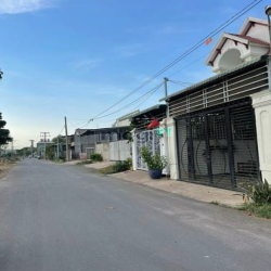 Bán Nhà 1 Trệt 1 lầu sân xe hơi, đường nhựa, nhà mới