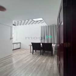 Cho thuê Penhouse 1PN cửa sổ thoáng mát Đ.Nguyễn Cửu Vân, Q.Bình Thanh