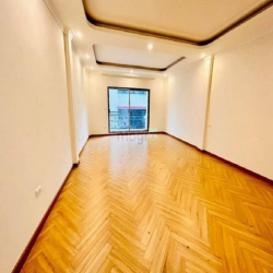 bán căn nhà đẹp sài đồng 70m x 6 tầng vuông vắn đầy đủ tiện nghi 9,6ty