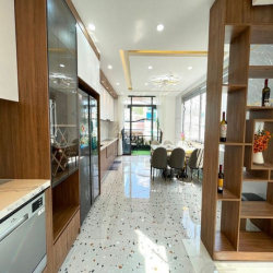 Nhà 2 MT, Thang Máy 450Kg, Đg Lê Đức Thọ, DT:4.2X16m, Lửng, 4Lầu, S/Tg